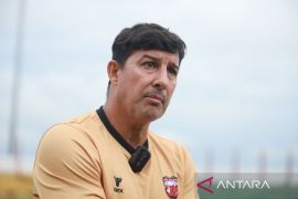 Pelatih Madura United Alfredo Vera ingin tambah satu pemain asing perkuat lini belakang