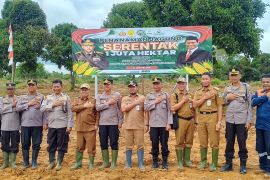 Dukung program Ketahanan Pangan Nasional 2025, Polresta - Pj Wako Pangkalpinang tanam bibit jagung