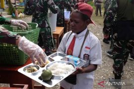 Prajurit Kostrad sediakan MBG untuk siswa Distrik Sugapa