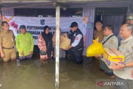 Flood victims in Kalumpang receive relief aid from South Kalimantan govt