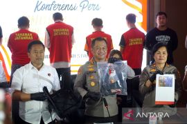 Polisi tangkap empat debt collector pengeroyok advokat di Surabaya