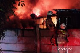Petugas masih tangani kebakaran rumah di Kemayoran Gempol