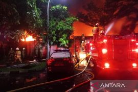 Lebih dari 1.700 orang mengungsi akibat kebakaran di Kemayoran Gempol