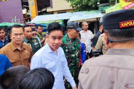 Wapres Gibran berdialog dengan warga saat tinjau posko kebakaran Kemayoran