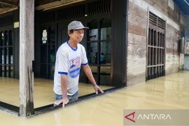 Banjir lumpuhkan aktivitas warga di Banjarbaru