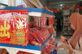 Penjualan pernak pernik imlek di Sampit mulai ramai pembeli