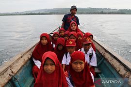 Potret perjuangan pelajar di pedalaman Pulau Muna Page 3 Small