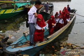 Potret perjuangan pelajar di pedalaman Pulau Muna Page 2 Small