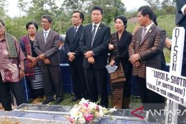 Effendi Simbolon : Perjalanan panjang mendiang Ibunda Ephorus HKBP khotbah hidup