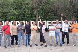 RSI dan Pers Sergai ngopi di hutan mangrove Kampung Nipah