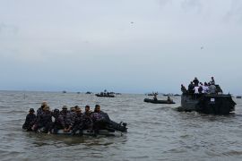 TNI AL terjunkan tiga ranpur Amfibi LVT bongkar pagar laut di Banten