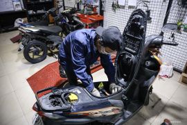 Simak lagi warta soal konversi motor listrik, mobil-mobil baru di IIMS