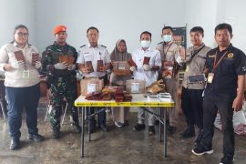 Petugas Karantina Bandara Mopah amankan 87 dompet kulit buaya