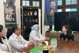 BKKBN Jatim-Arumi Bachsin diskusi wujudkan keluarga berkualitas