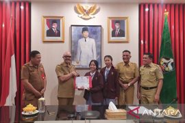 Wabup Bangli serahkan hadiah lomba konten kreatif