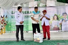 Ratusan murid SDN Juai bahagia dapat paket seragam sekolah dari Adaro