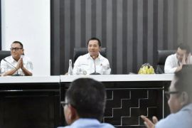 Bupati Karawang sampaikan agar bus jemputan karyawan bernopol Karawang