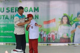 Adaro sebar Satu Seragam Sejuta Harapan bagi siswa di Kecamatan Juai
