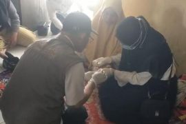Dinkes Tasikmalaya periksa puluhan warga yang sakit serentak