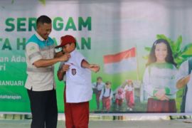 Adaro distributes One Million Hope Uniform to students in Balangan's Juai