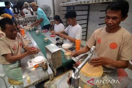 Produksi kue keranjang untuk sajian Imlek