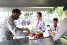 Brimob Polda Sumut salurkan makanan sehat  bergizi di SDN di Medan
