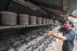 Produksi kerajinan gerabah di Jambi