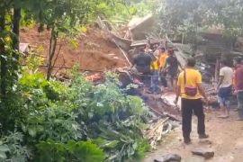 BPBD Jombang datangkan alat berat cari korban diduga tertimbun longsor