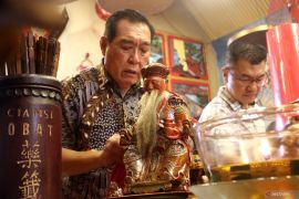 Pembersihan patung dewa jelang Imlek di klenteng Eng An Kiong