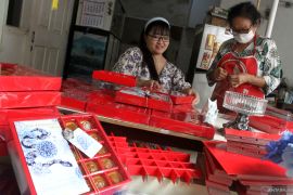 Produksi kue keranjang mini di Malang