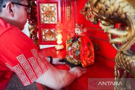 Jelang Imlek patung Dewa-Dewi di Klenteng Balikpapan dibersihkan