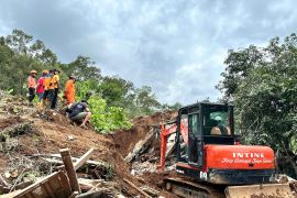 BPBD Jatim evakuasi korban longsor di Jombang