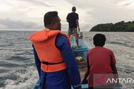 Tim SAR selamatkan empat penumpang "longboat" mati mesin di  KKT