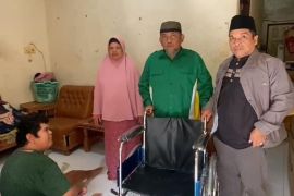 Baznas Bukittinggi serahkan kursi roda untuk warga disabilitas