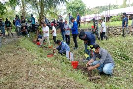 Sejumlah wartawan hijaukan Desa Wisata Selong Belanak Lombok Tengah