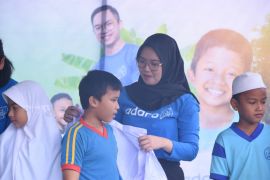Karyawan Adaro berikan kepedulian melalui "Satu Seragam Sejuta Harapan"