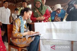 Menpar Widiyanti ajak generasi muda ikut lestarikan batik