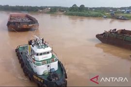 Kapal pengangkut batu bara tabrak Jembatan Tembesi di Batanghari