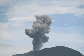 Petugas PGA sebut Gunung Ibu semburkan abu vulkanik setinggi 700 meter