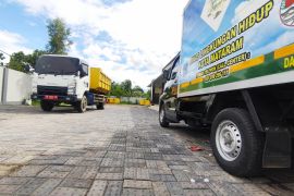 Areal TPST modern Mataram dilengkapi batako dari limbah plastik