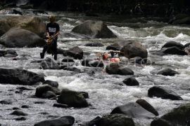 Aksi Gerakan Kali Bersih di sungai Ciliwung Bogor