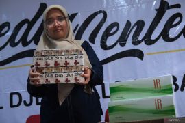 Bea Cukai Kalbagbar sita rokok ilegal