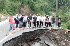 Komisi D DPRD Sulsel pantau kondisi jalan amblas di Barru