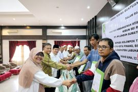 Lonsum beri bantuan pupuk untuk ratusan petani di Labusel