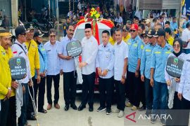 Kotabaru Regent distributes operational cars for village heads