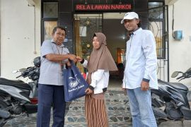 PT Timah salurkan sembako korban banjir rob di Bangka Barat