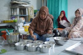 PT Timah bantu alat produksi UMKM Puding Besar
