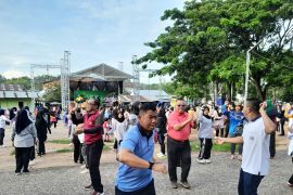 Ratusan masyarakat antusias ikuti senam massal Hari Jadi ke-22 Belitung Timur