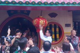 Wapres pasang lampion di Vihara Boen Tek Bio Tangerang