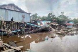 Tongkang tabrak bangunan milik warga di Kotim